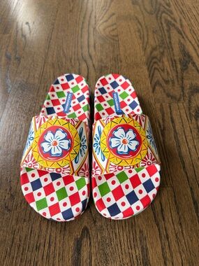 Like new Authentic Dolce & Gabbana geometric print Pool Slides Size 38